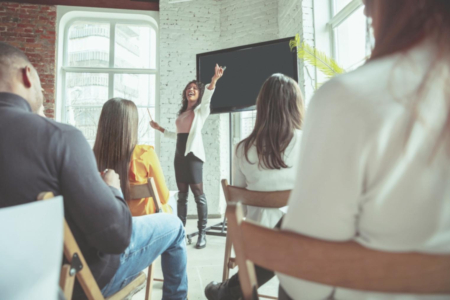 Analyse financière sur ordinateur avec graphiques de rentabilité